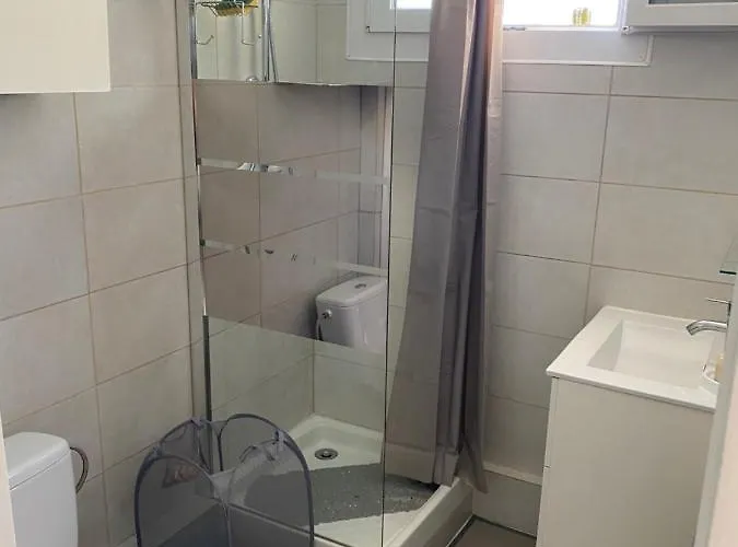 Nid Douillet Sur La Cote D'azur Antibes