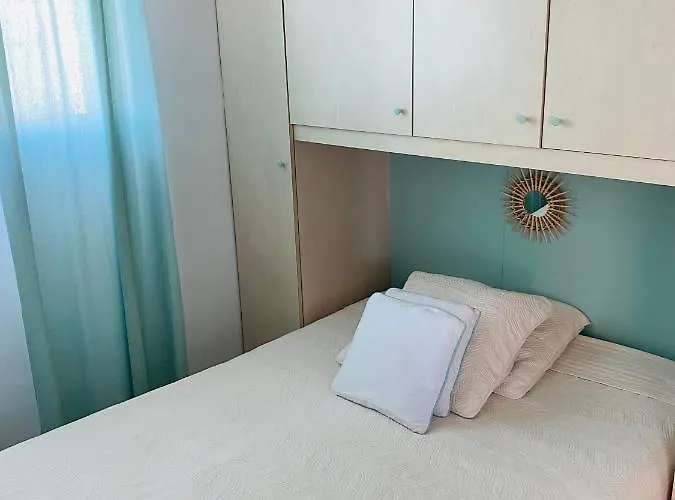 Nid Douillet Sur La Cote D'azur Antibes