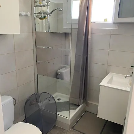 Nid Douillet Sur La Cote D'azur Антіб